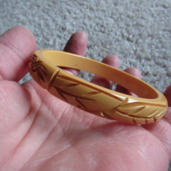 1950s Butterscotch Carved Bakelite Bangle Bracelet - Picture 3 of 4